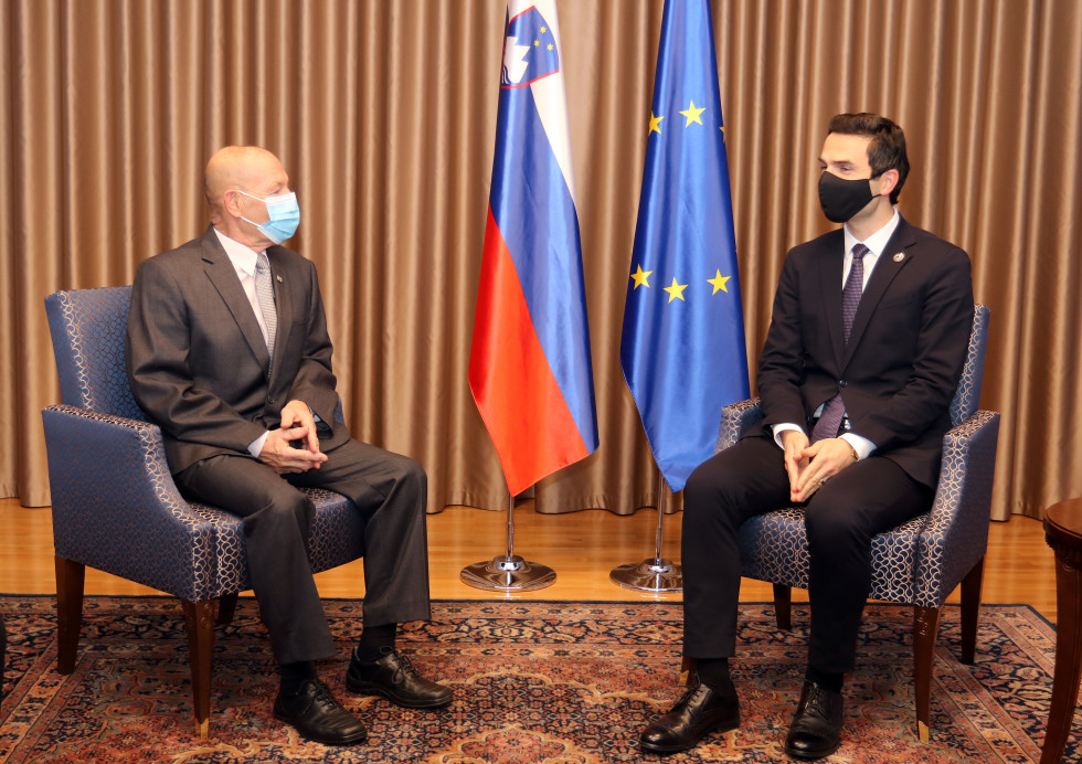Minister Matej Tonin s predsednikom Društva upokojencev Ministrstva za obrambo, Milanom Obrezo 