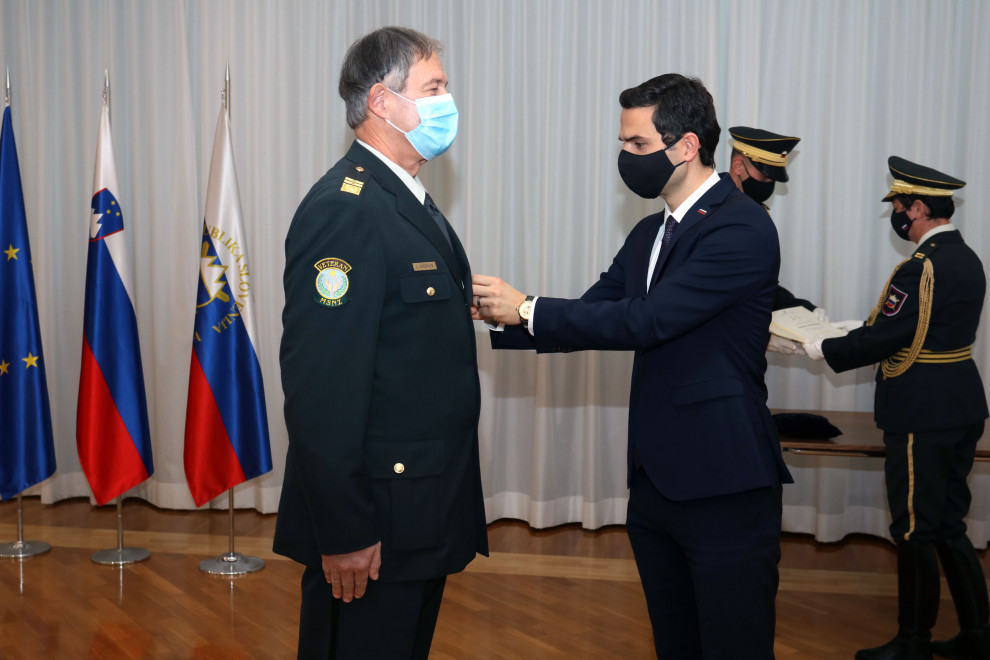 Minister za obrambo mag. Matej Tonin izroča zlato medaljo Slovenske vojske generalmajorju dr. Andreju Ostermanu