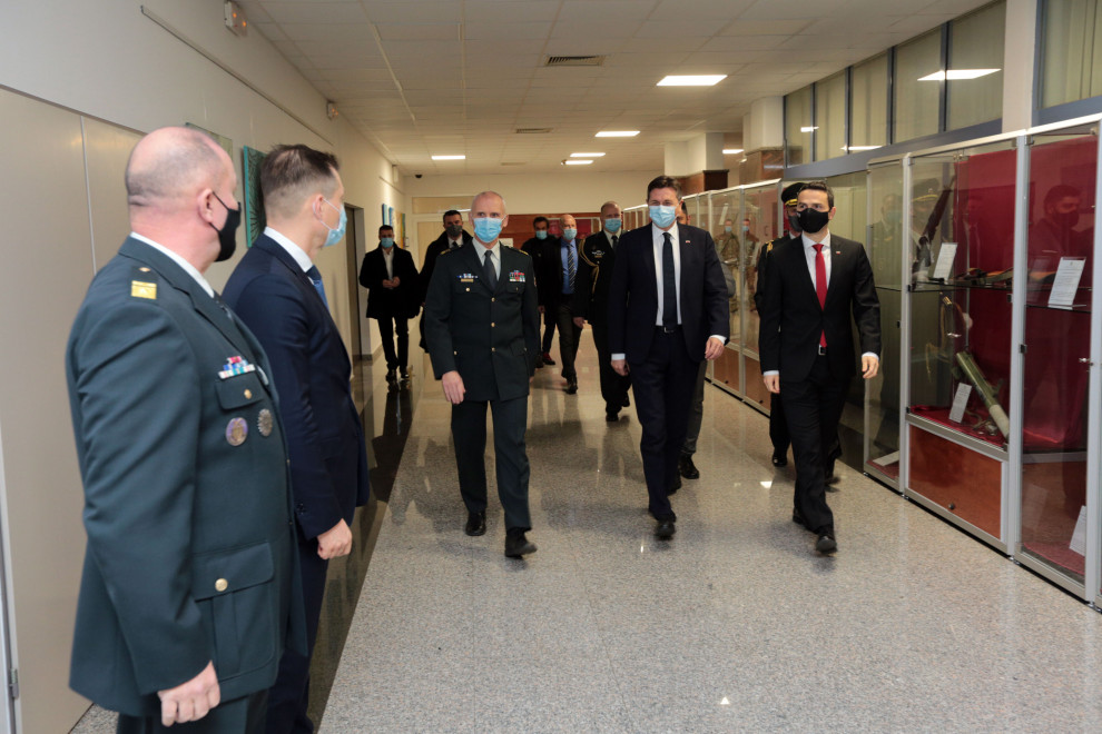 Prihod predsednika republike in vrhovnega poveljnika obrambnih sil Boruta Pahorja, v spremstvu ministra Mateja Tonina in generalmajorja Roberta Glavaša, na video konferenco na MO