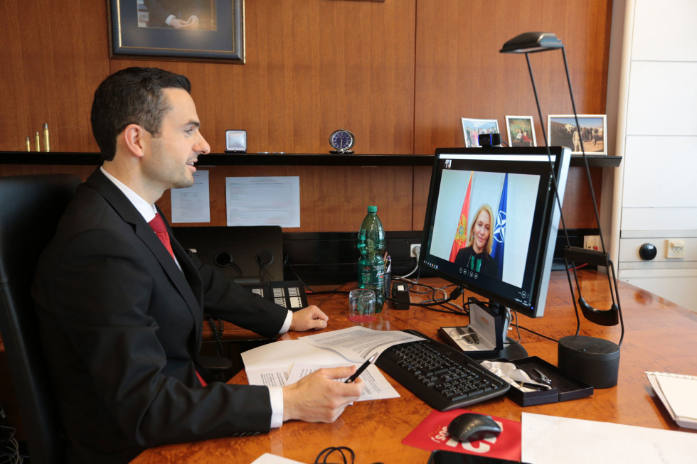 Minister Matej Tonin v videokonferenčnem pogovoru z novoimenovano ministrico za obrambo Republike Črne gore Olivero Injac 