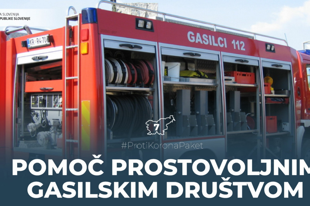 Gasilsko vozilo in napis o pomoči vlade prostovoljnim gasilskim društvom