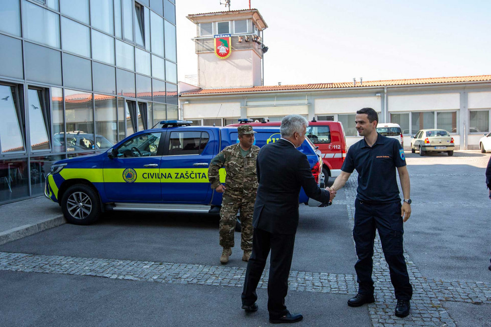 Minister za obrambo mag. Matej Tonin in generalni direktor Uprave Republike Slovenije za zaščito in reševanje Darko But pred enoto Izobraževalnega centra za zaščito in reševanje v Sežani