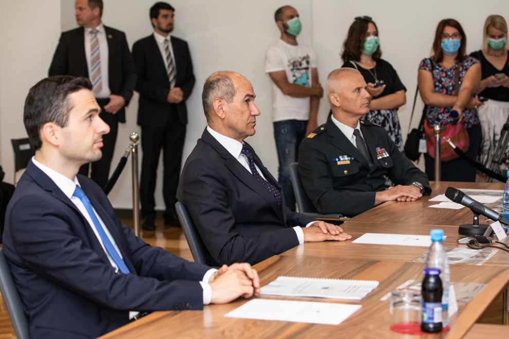 Minister za obrambo mag. Matej Tonin,  predsednik vlade Janeza Janše in načelnik Generalštaba Slovenske vojske brigadir Robert Glavaš na videokonferenci