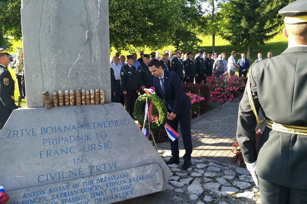 Minister za obrambo mag. Matej Tonin polaga venec k spomeniku na Medvedjeku