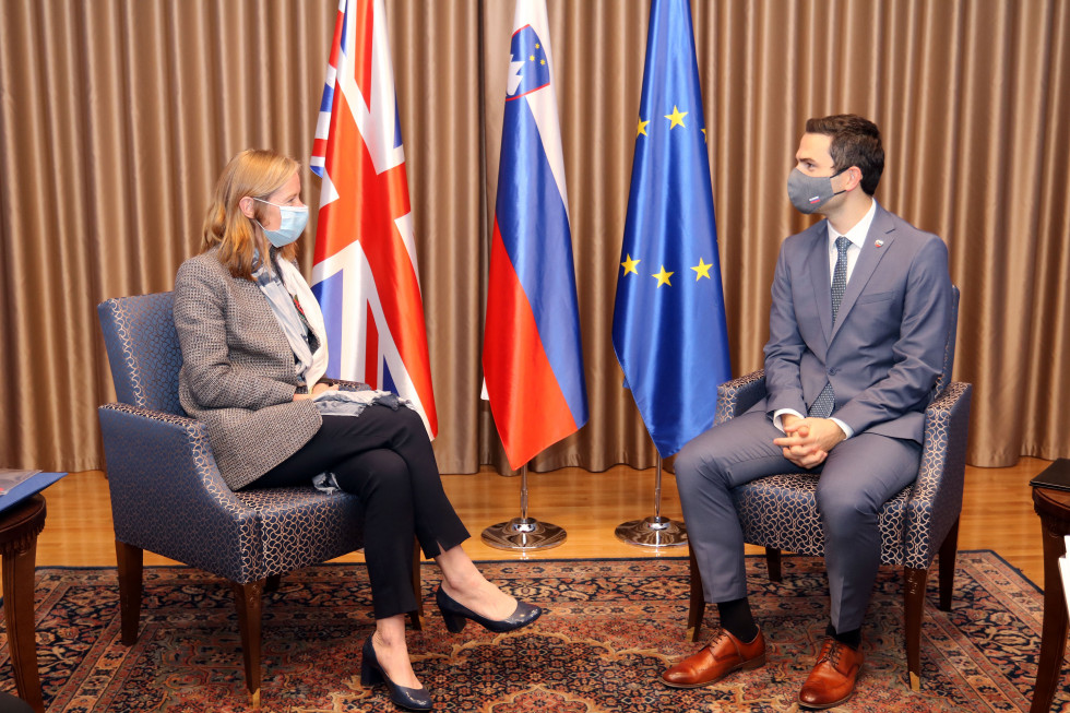 Minister Tonin in veleposlanica Združenega kraljestva Velike Britanije in Severne Irske Tiffany Sadler med pogovori