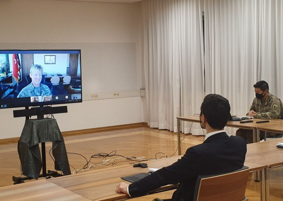 Minister Matej Tonin se je danes prek video konference pogovarjal z novo poveljnico Nacionalne garde Kolorada brigadno generalko Lauro Clellan