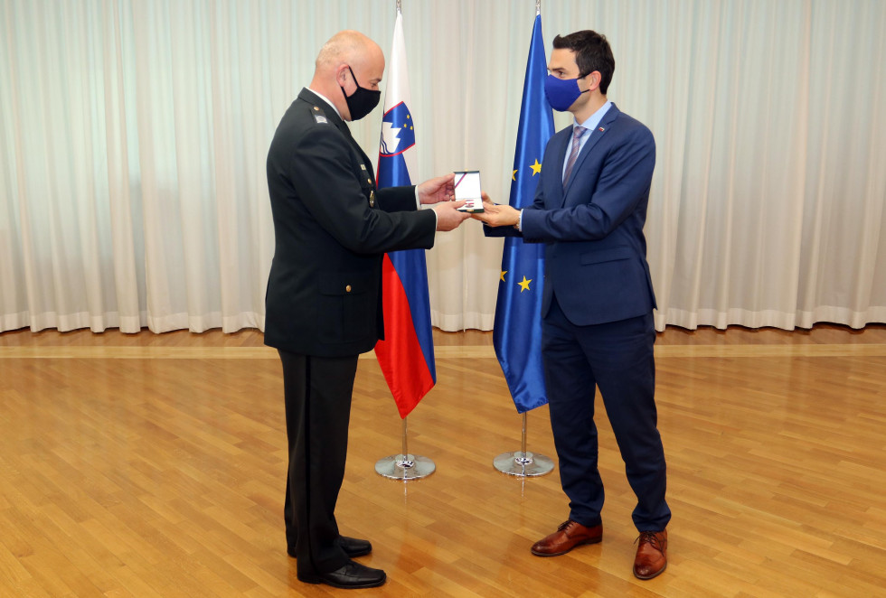 Minister Matej Tonin Vojaškemu vikariatu podelil bronasto medaljo Slovenske vojske