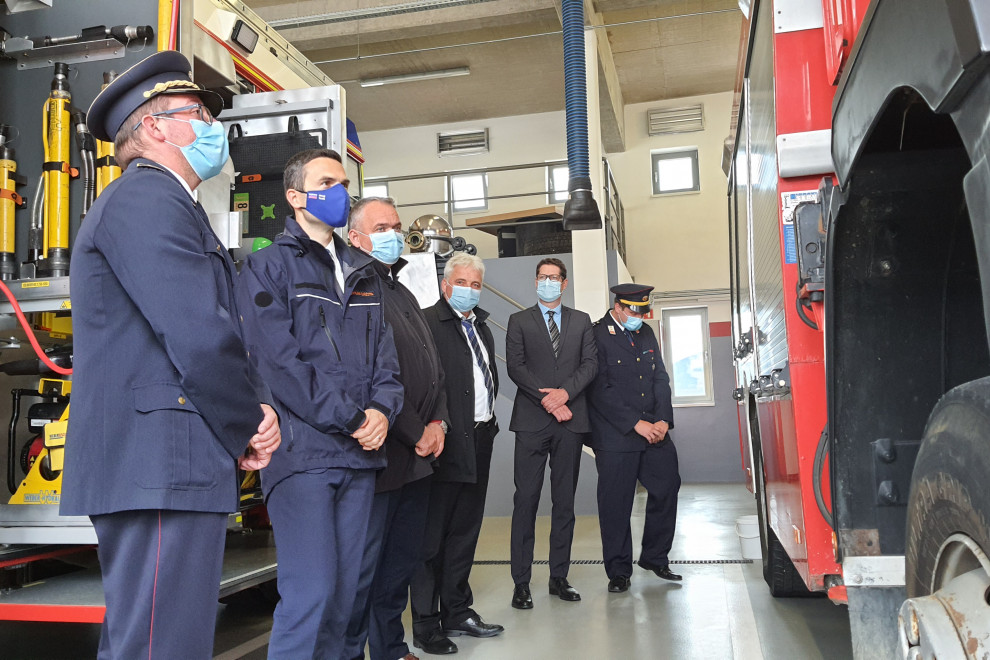 Minister Tonin je v Radljah ob Dravi obiskal gasilsko enoto širšega pomena