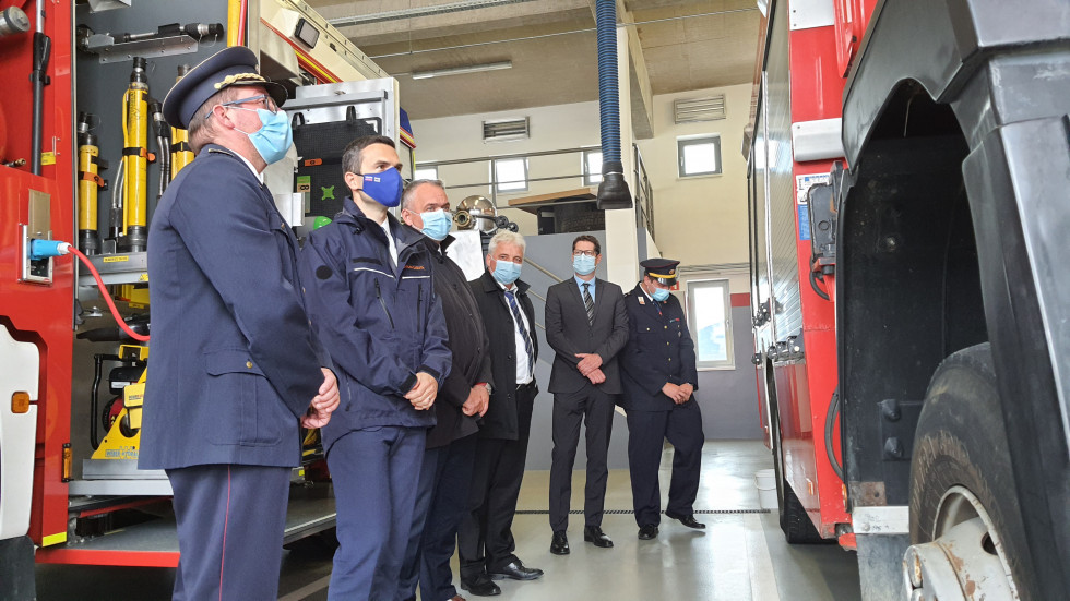 Minister Tonin je v Radljah ob Dravi obiskal gasilsko enoto širšega pomena