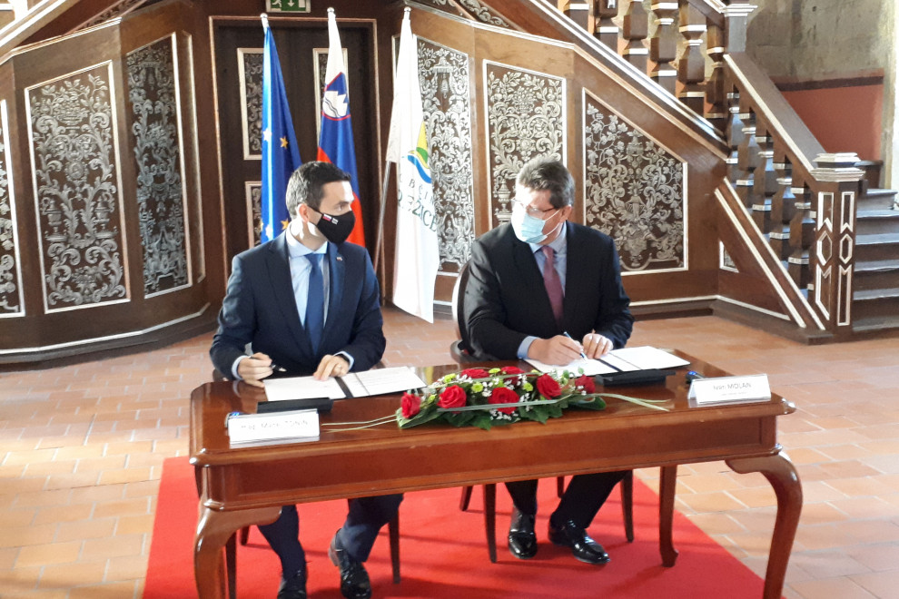Minister za obrambo mag. Matej Tonin in župan Občine Brežice Ivan Molan pred podpisom dogovora na gradu Brežice