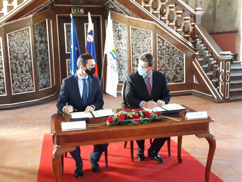 Minister za obrambo mag. Matej Tonin in župan Občine Brežice Ivan Molan pred podpisom dogovora na gradu Brežice
