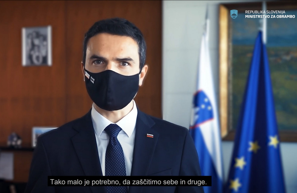Minister za obrambo mag. Matej Tonin: zaslonska slika iz promocijskega videa s podnapisom: Tako malo je potrebno, da zaščitimo sebe in druge.