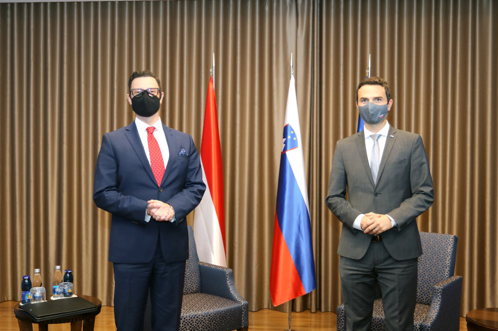 Minister za obrambo mag. Matej Tonin je danes sprejel veleposlanika Madžarske v Republiki Sloveniji Andorja Ferenca Dávida