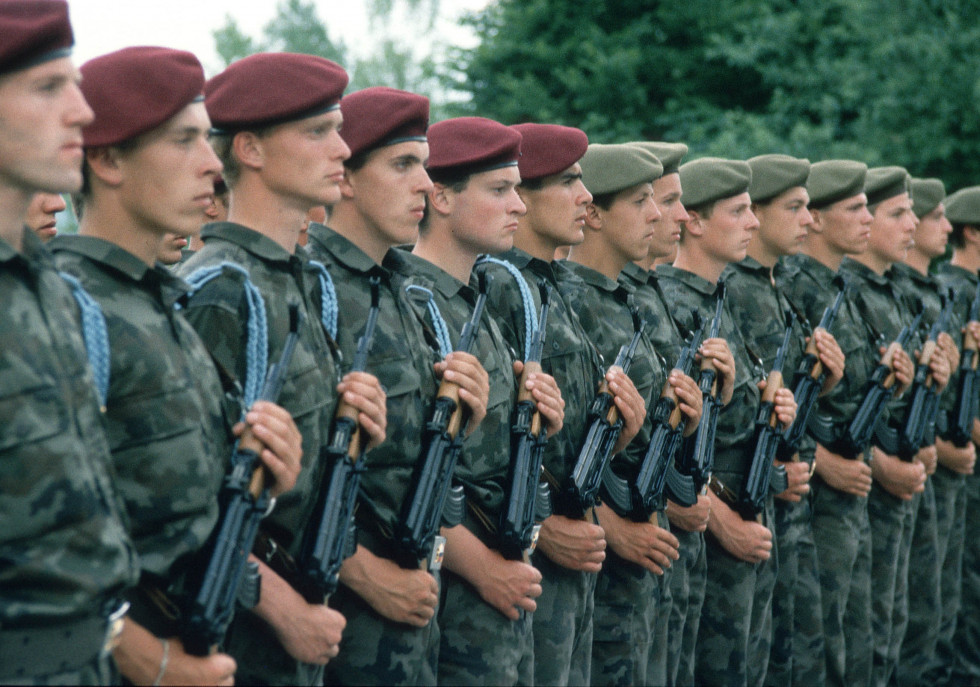 Postrojena enota na prisegi 1. generacije vojakov na služenju vojaškega roka v 510. učnem centru na Igu 2. junija 1991.