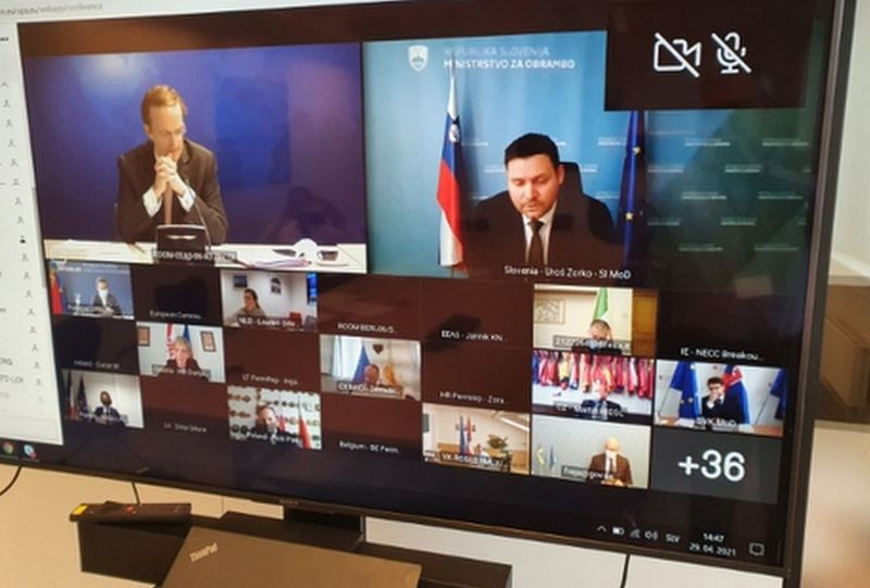 Zaslon s slikami udeležencev avdio-video srečanja direktorjev za obrambno politiko EU