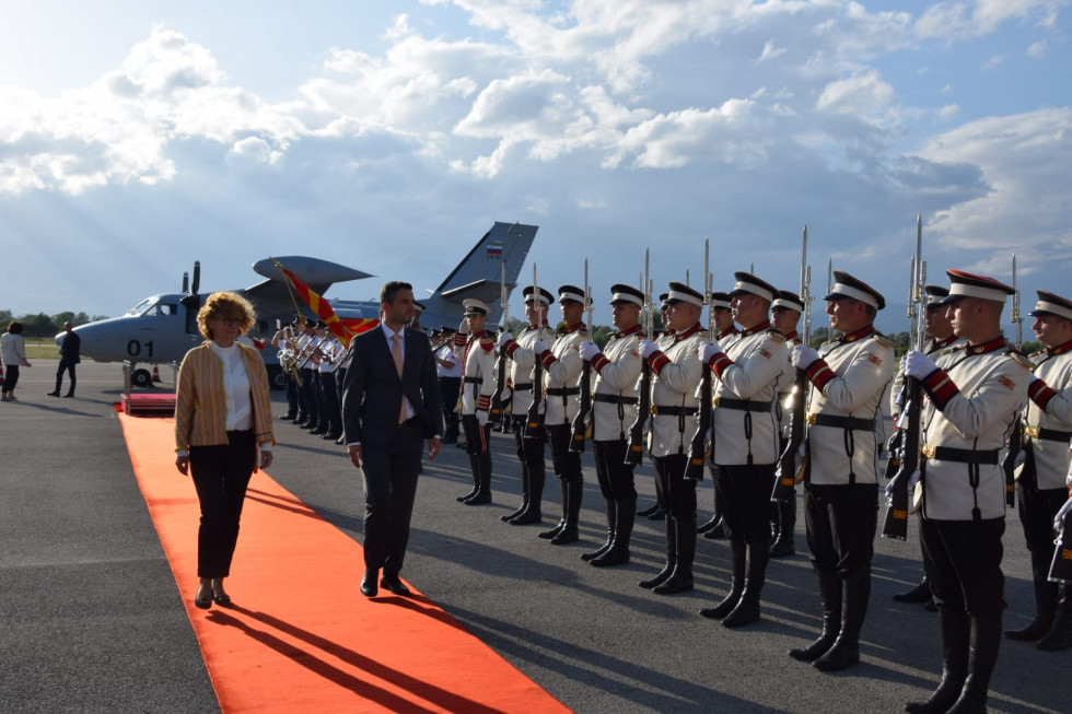 Ministra na letališču pregledujeta častno četo