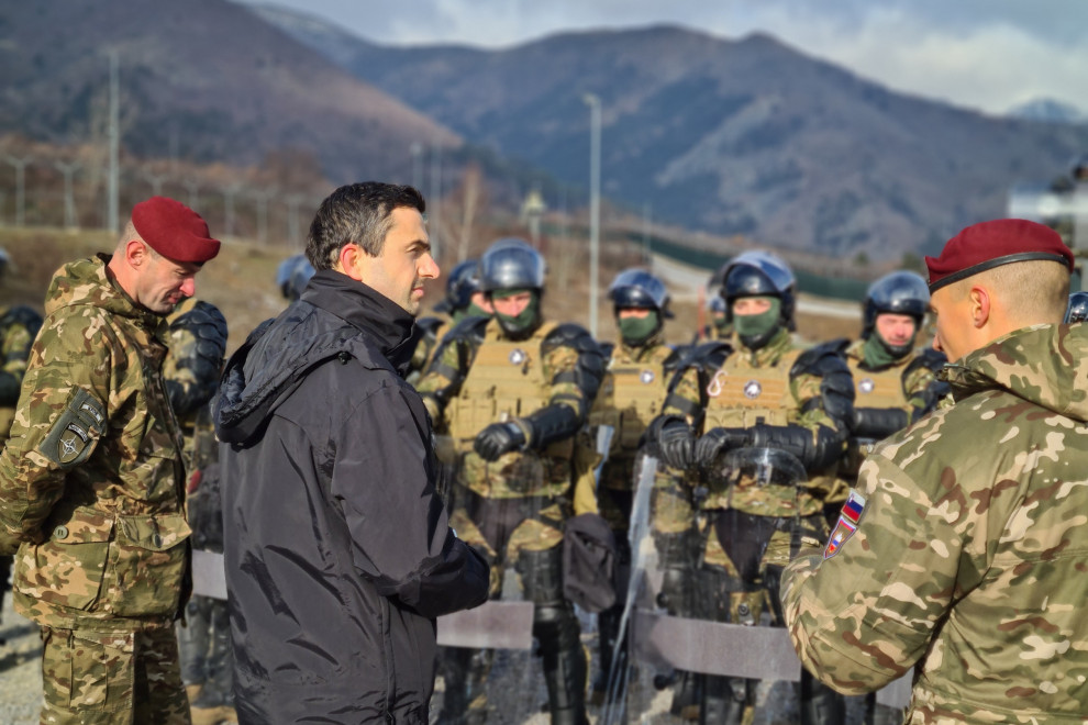 Minister stoji pred postrojem slovenskih vojakov.