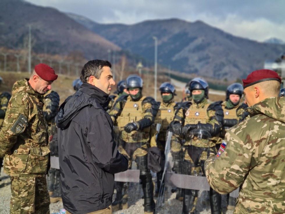 Minister stoji pred postrojem slovenskih vojakov.