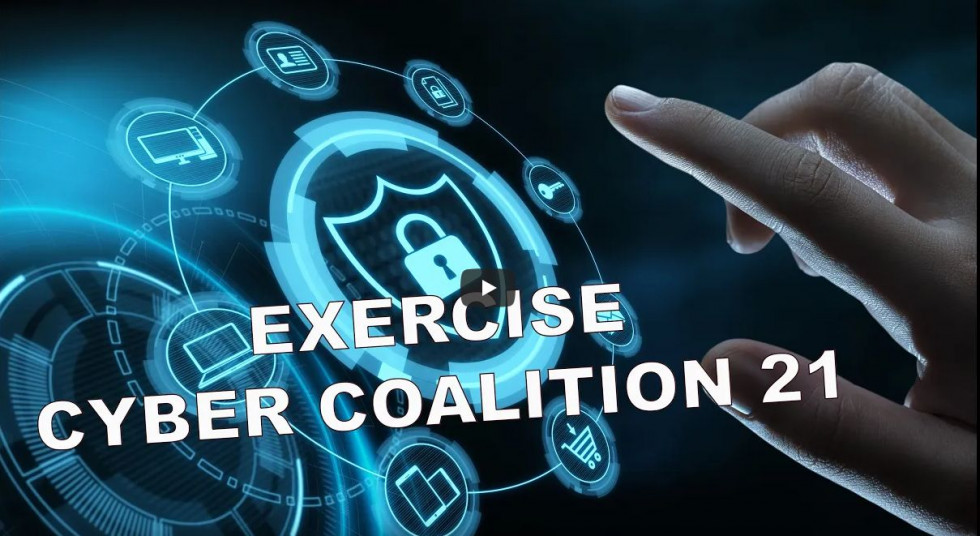 Uvodna stran video predstavitve vaje Cyber Coalition 2021, z značilnimi simboli kibernetske varnosti v modrem na črni podlagi.