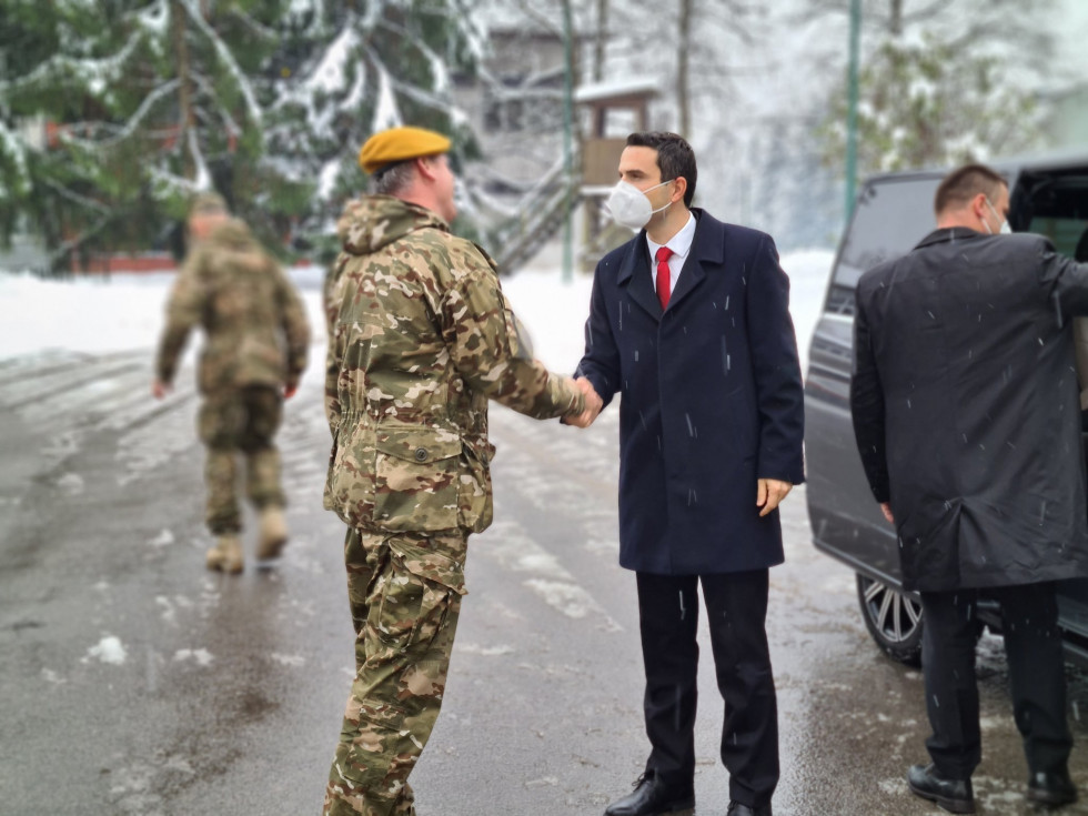 Minister v zasneženi vojašnici se rokuje s pripadnikom Slovenske vojske