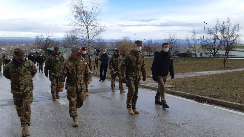 Prihod ministra Tonina in načelnika generaštaba SV generalmajorja Roberta Glavaša v bazo Villaggio Italia