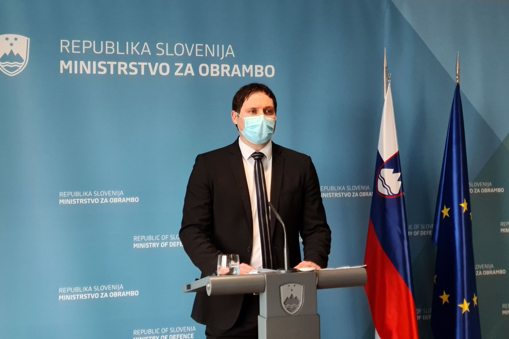 Generalni direktor Direktorata za obrambno politiko Uroš Zorko med video konferenco