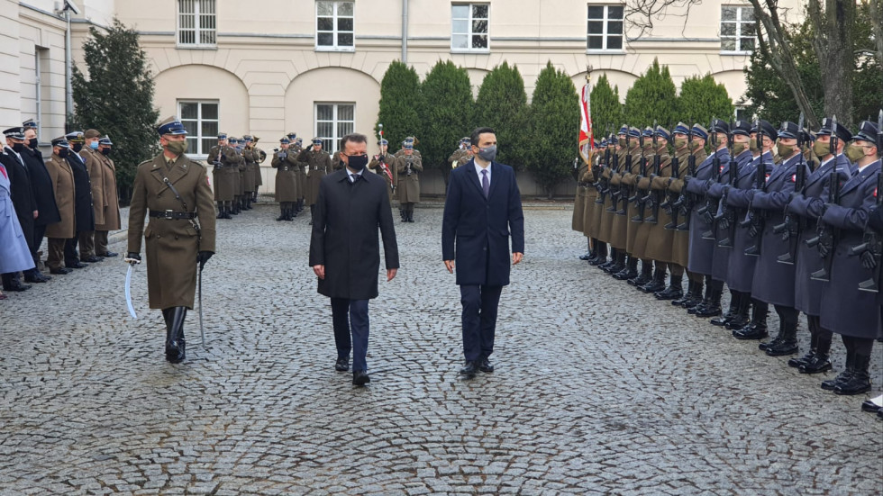 Poljski minister za narodno obrambo je ministra Mateja Tonina sprejel z vojaškimi častmi pred poljskim Ministrstvom za obrambo