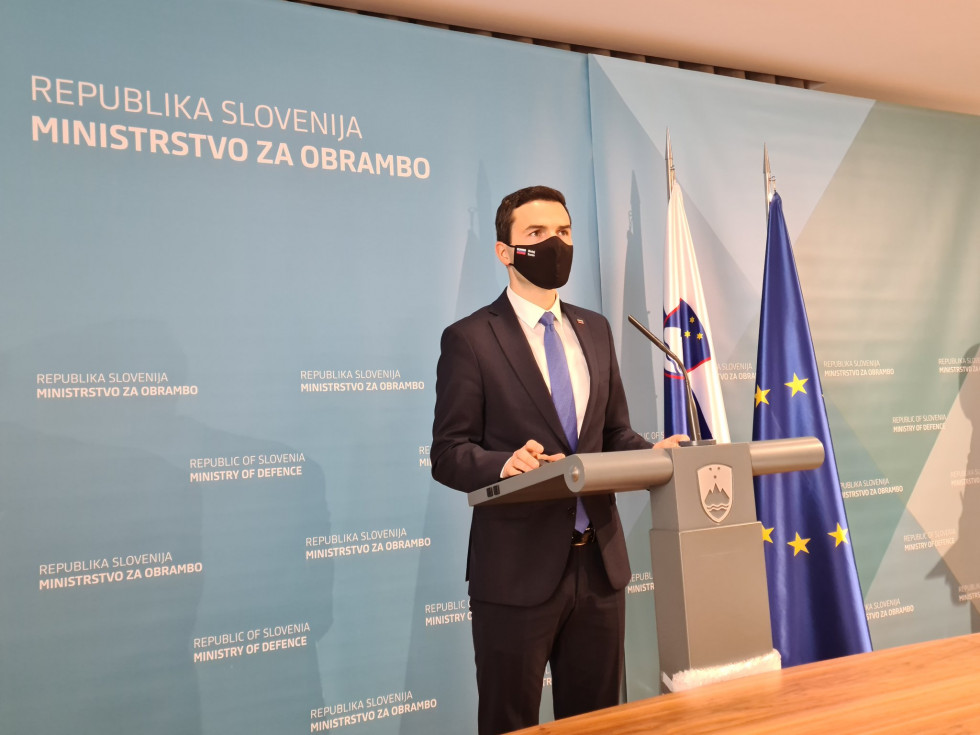 Minister Matej Tonin na današnji AV novinarski konferenci na MO