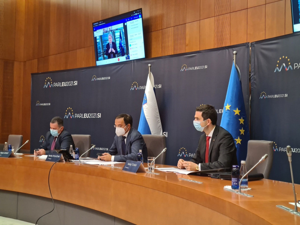 Minister Tonin in drugi sodelujoči sedijo za mizo, v ozadju zaslon s trenutnim govornikom na panelu o kibernetski varnosti 