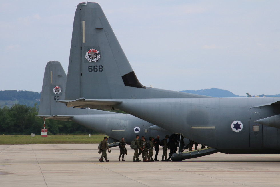 Vkrcanje padalcev v letalo C-130 hercules