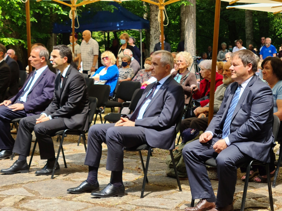 Pri grobišču pod Krenom v Kočevskem Rogu je bila danes spravna in kulturna slovesnost