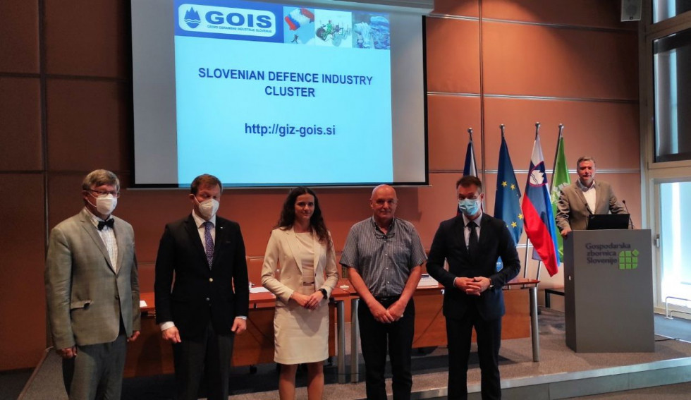 Predstavniki ministrstev, GZS in združenja obrambne industrije v dvorani