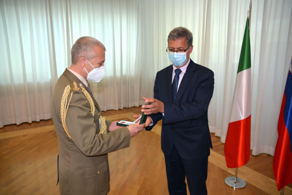 Državni sekretar mag. Janez Žakelj izroča medaljo za mednarodno sodelovanje III. stopnje polkovniku Angelu Malizii