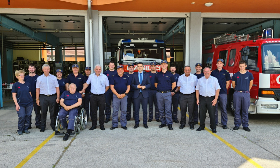 Minister Tonin v družbi prostovoljnih gasilcev PGD Ptuj.