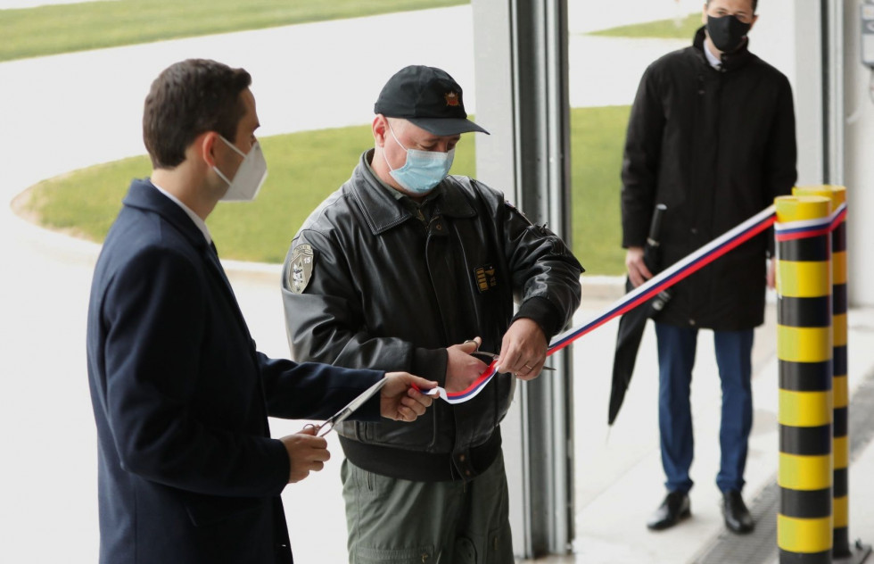 Minister za obrambo Matej Tonin in poveljnik 15. polka vojaškega letalstva polkovnik Janez Gaube sta prerezala slavnostni trak ob zaključku prve faze posodobitve letališča Cerklje ob Krki