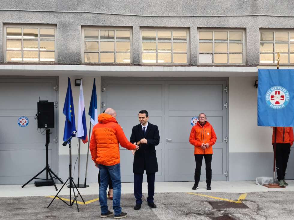 Minister Matej Tonin je društvom gorske reševalne službe predal v uporabo šest novih vozil za intervencijsko reševanje