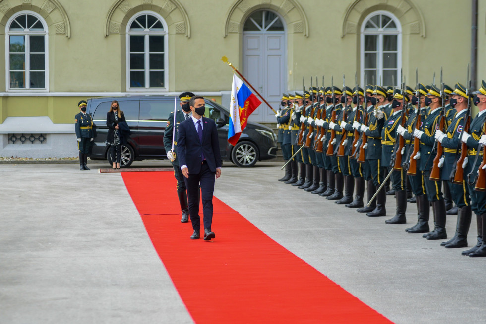Minister za obrambo Matej Tonin prihaja na prizorišče koncerta po rdeči preprogi. Ob njej stoji častna četa SV