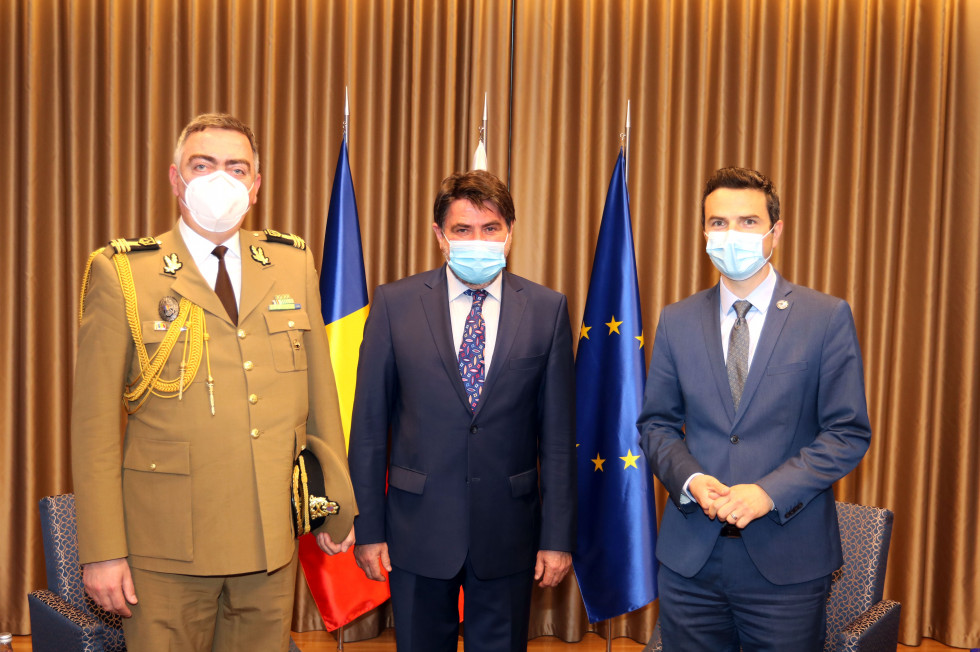 Minister Matej Tonin, romunski veleposlanik in romunski obrambni ataše pred zastavami Slovenije, EU in Romunijeculescuja