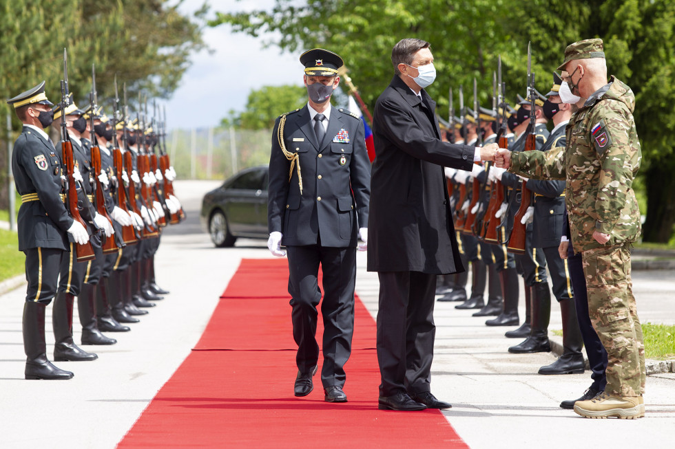 Predsednik Republike Slovenije in vrhovni poveljnik obrambnih sil Borut Pahor na rdeči preprogi ob postroju Garde SV