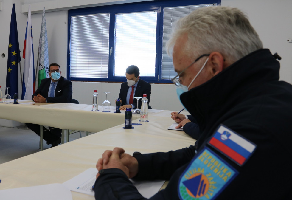Minister Matej Tonin se je najprej sestal z županom Beočaninom
