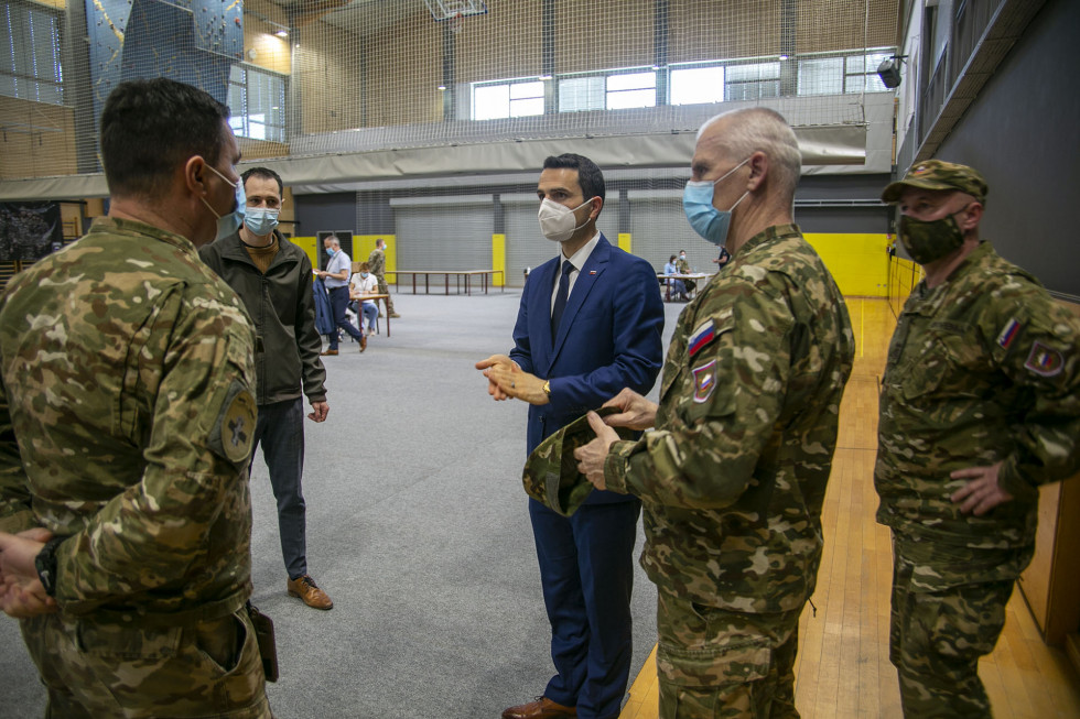 Minister Matej Tonin si je skupaj z načelnikom GŠSV generalmajorjem Robertom Glavašem in s poveljnikom sil SV brigadirjem Miho Škerbincem ogledal cepilno mesto