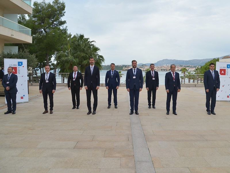 Skupinska fotografija udeležencev. V ozadju je morski zaliv in mesto Split