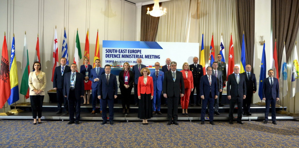 Skupinska fotografija ministrov udeležencev konference. V ozadju so zastave držav in pano z logotipom konference. 