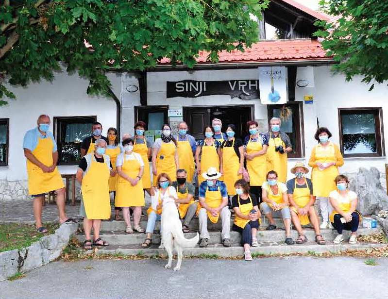 Skupinska slika umetnikov na stopnišču pred njihovim ateljejem.