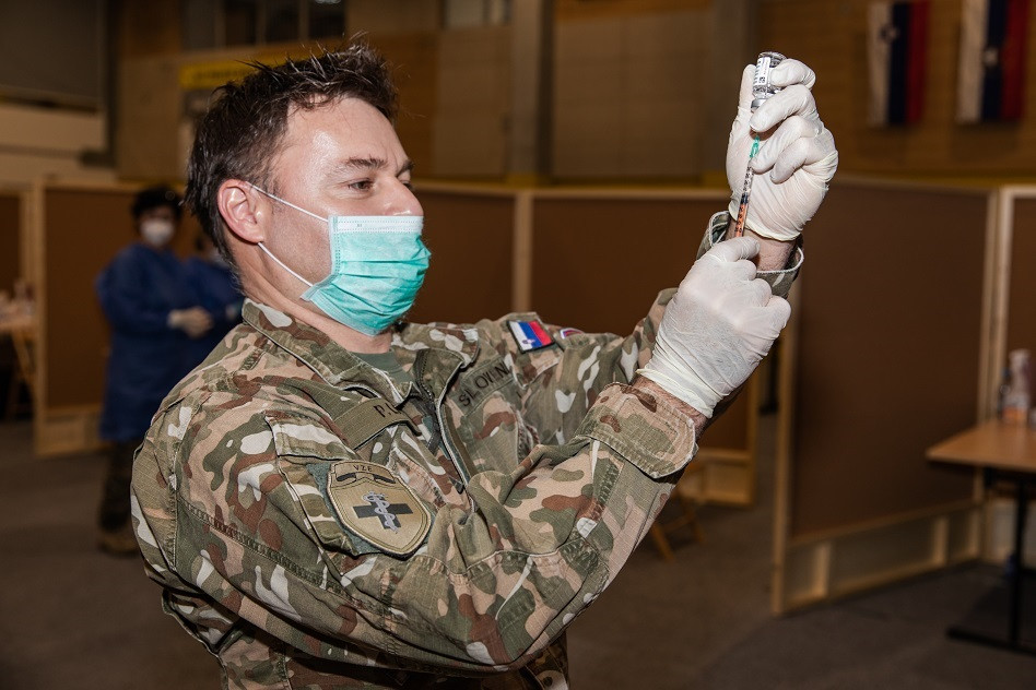 Bolničar Slovenske vojske med pripravami na cepljenje