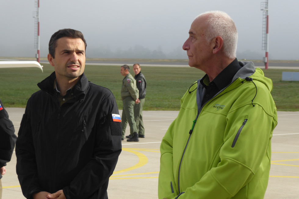 Minister in Ivo Boscarol med pogovorom na stezi letališča Cerklje ob Krki