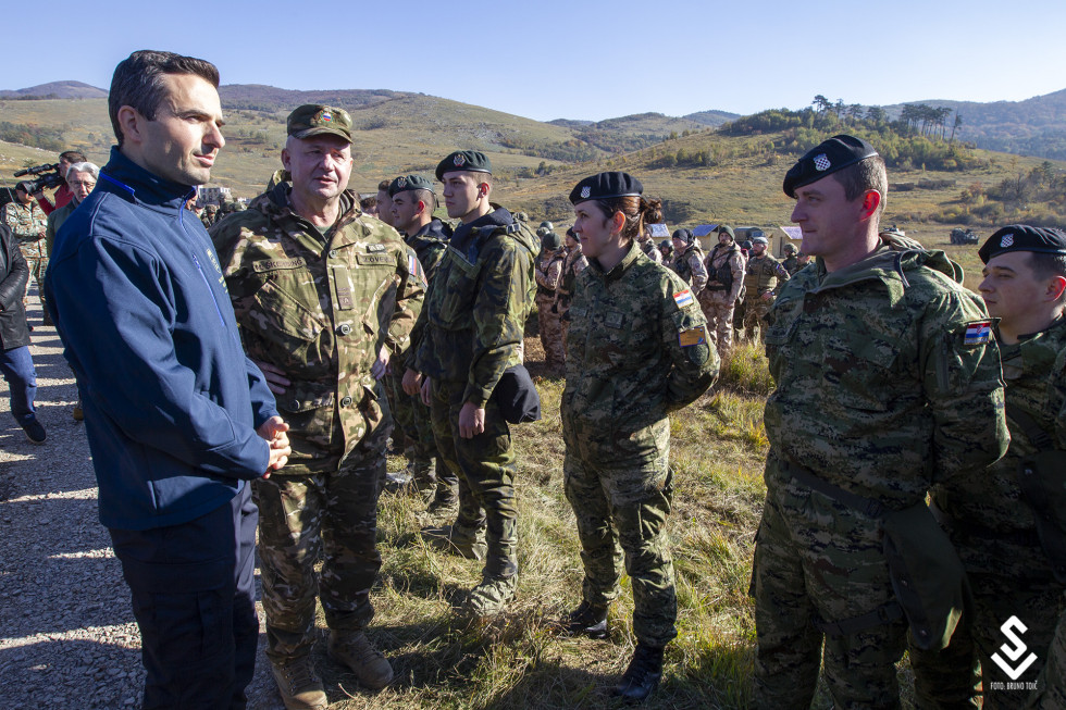 Minister Matej Tonin se skupaj z generalmajorjem Mihom Škerbincem pogovarja z vojaki po uspešno opravljeni vaji.