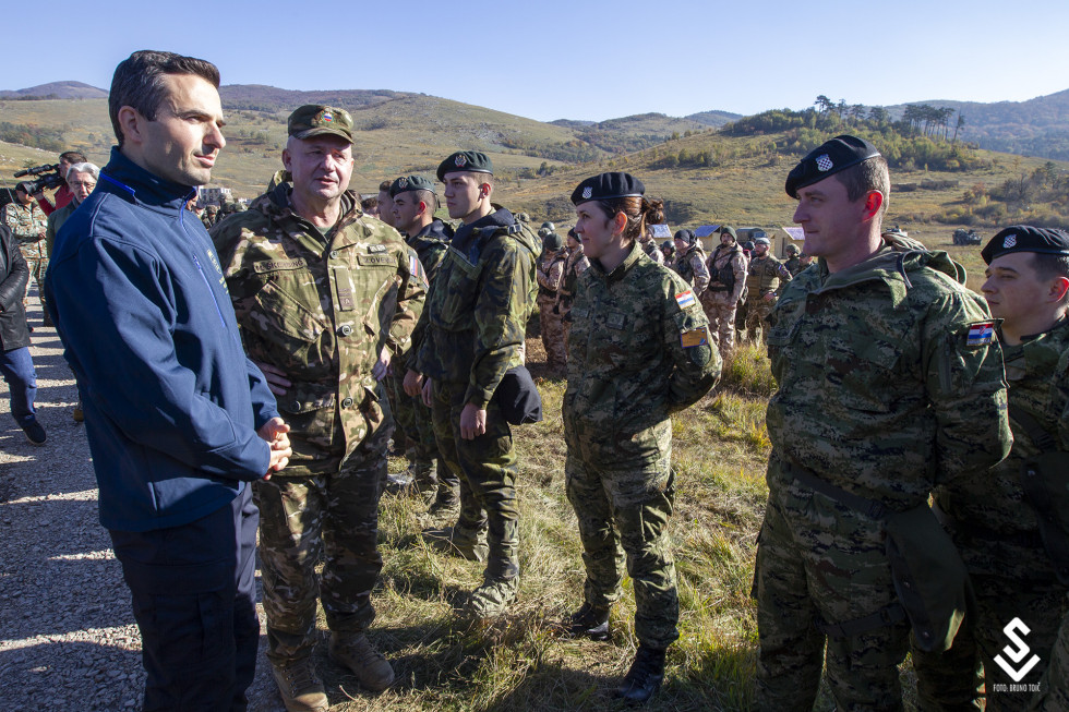 Minister Matej Tonin se skupaj z generalmajorjem Mihom Škerbincem pogovarja z vojaki po uspešno opravljeni vaji.