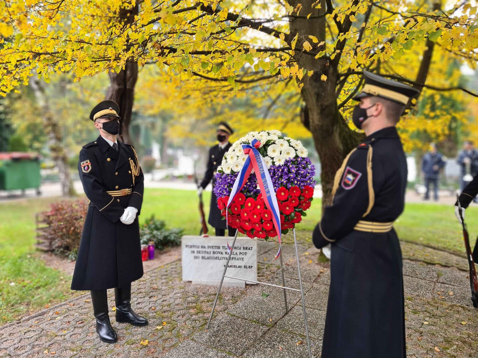 Ob vencu v barvah slovenske zastave stojita gardista Slovenske vojske.