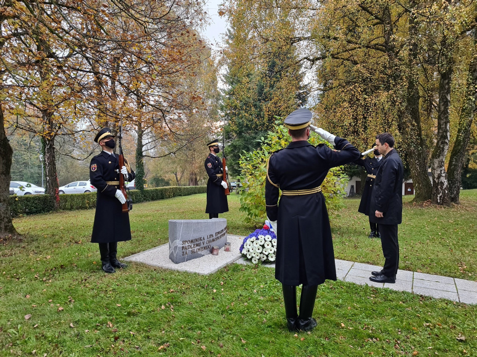 Minister Tonin skupaj z gardisti stoji ob vencu ob spomeniku Edvardu Peperku v Kamniku.
